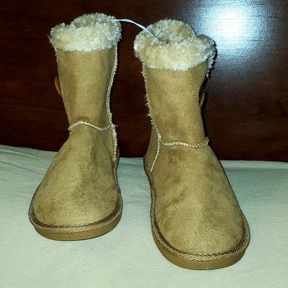 US Sports Booties with Button/Loop Closure & Faux Fur - Picture 2 of 8
